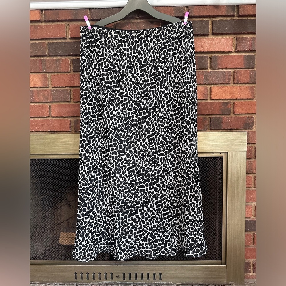 🛍️Cato women  Size 18-20 Black and white  sheer skirt with lining elastic waist